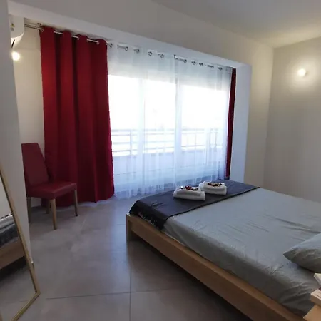Magnificent T2 Bis With Private Parking In The Center Of Hyeres Апартаменты