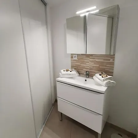 Апартаменты Magnificent T2 Bis With Private Parking In The Center Of Hyeres