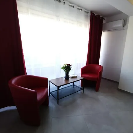 Magnificent T2 Bis With Private Parking In The Center Of Hyeres *