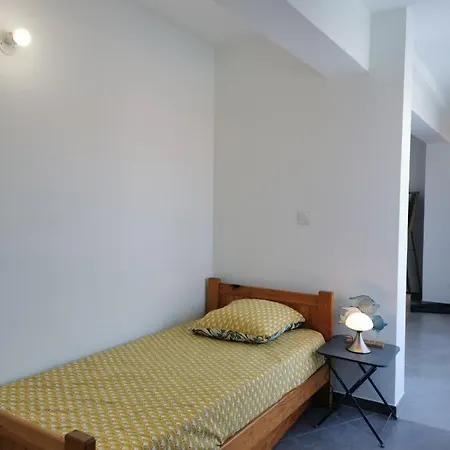 Magnificent T2 Bis With Private Parking In The Center Of Hyeres Апартаменты *