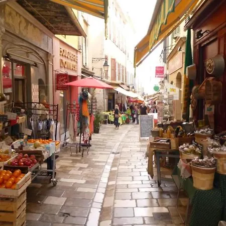 Magnificent T2 Bis With Private Parking In The Center Of Hyeres Апартаменты Йер