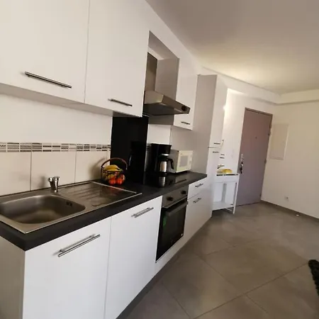 Апартаменты Magnificent T2 Bis With Private Parking In The Center Of Hyeres *