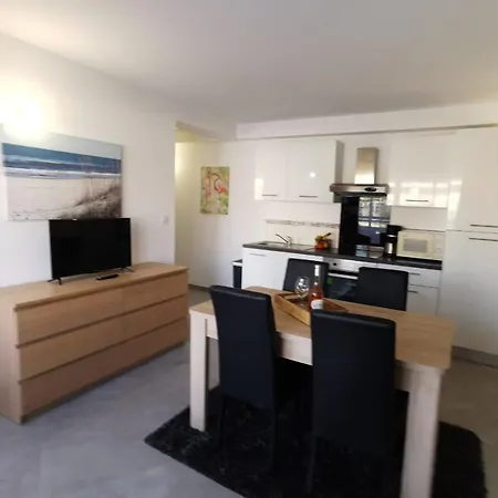 Magnificent T2 Bis With Private Parking In The Center Of Hyeres Апартаменты Йер